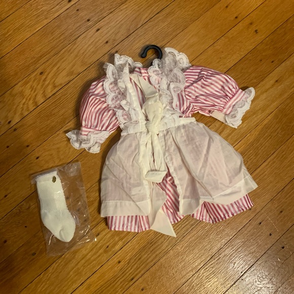 Retired American Girl doll, Samantha Parkington. With all shown outfits - Picture 13 of 16